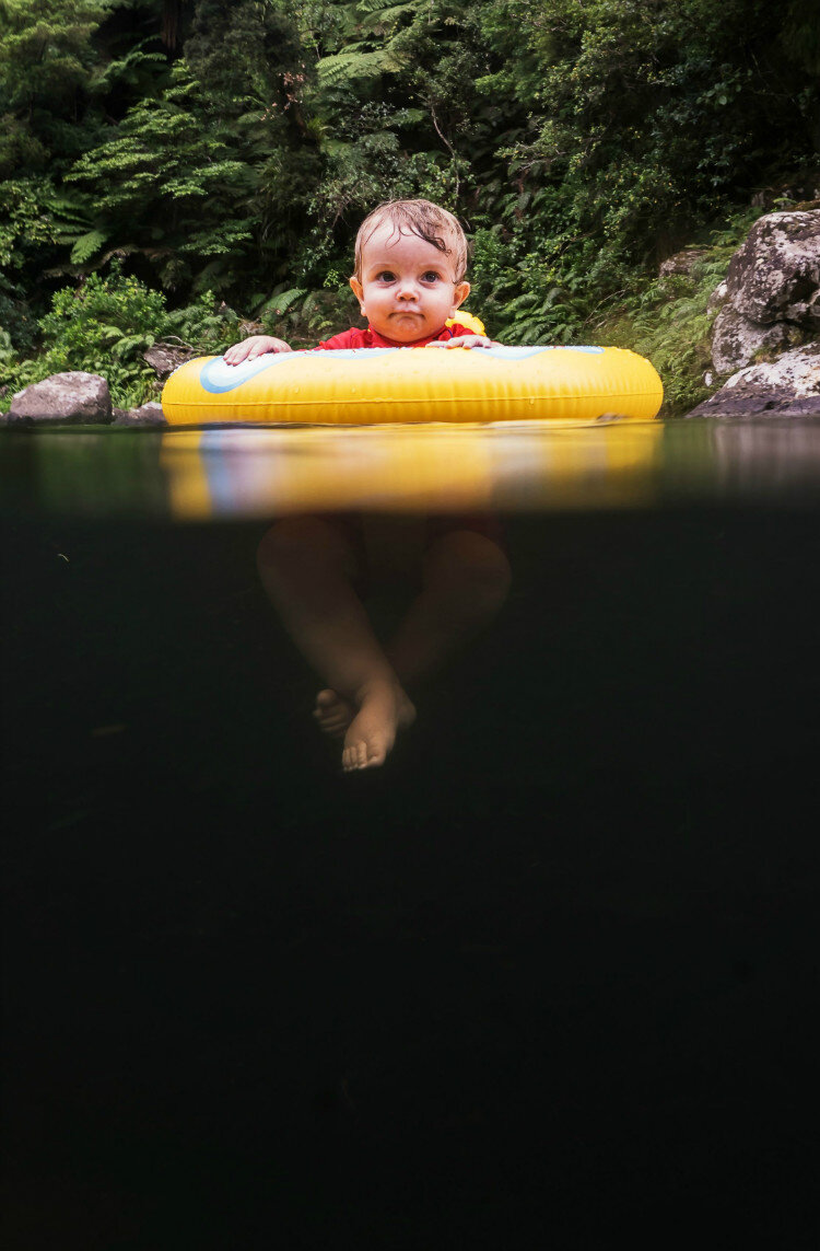 Дитина у воді